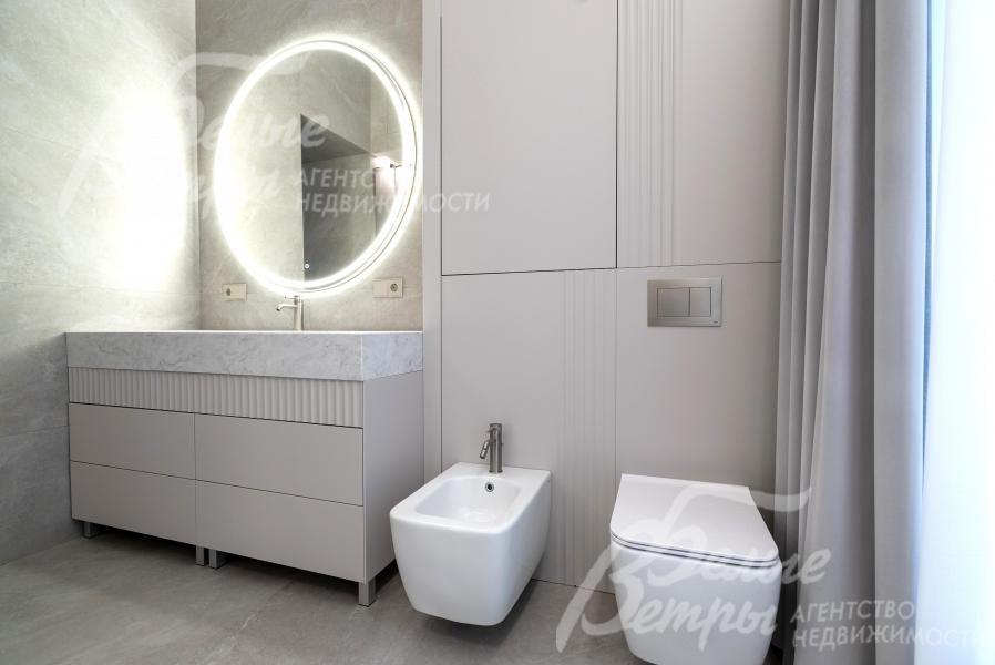 Один из санузлов: в санузлах установлена сантехника премиальных марок Salini и Allen Brau