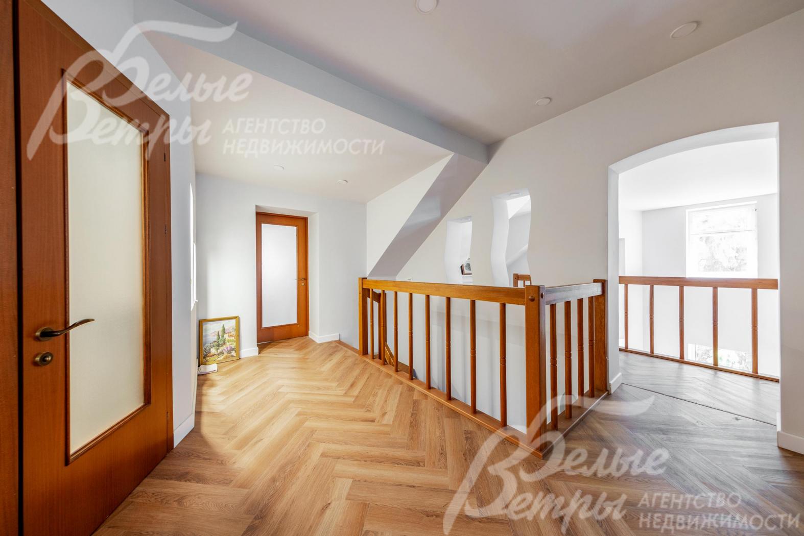 Холл второго этажа. В доме установлены ламинированные межкомнатные двери с матовым стеклом