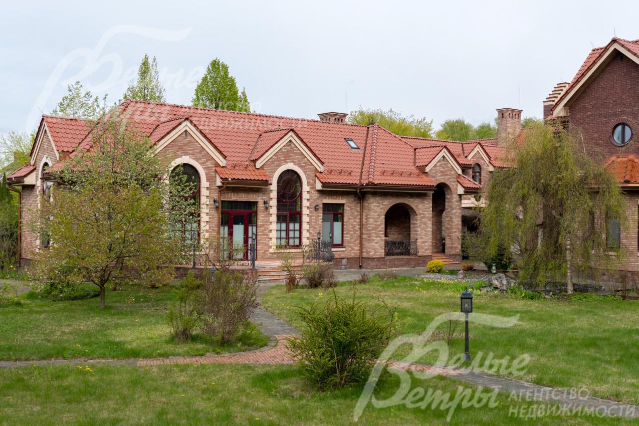 На участке дрожки выложены натуральным камнем на монолитном основании, организован автополив