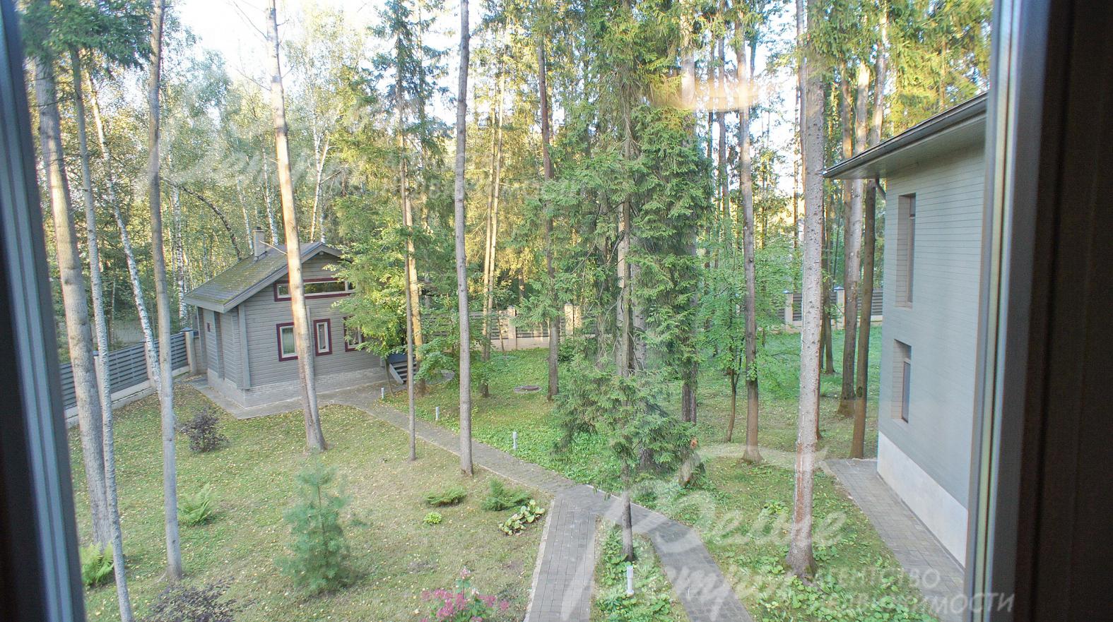 Вид со второго этажа во двор на участок