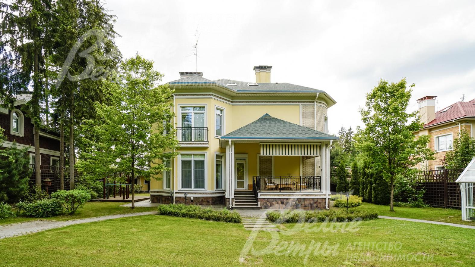 Вид на дом со стороны участка