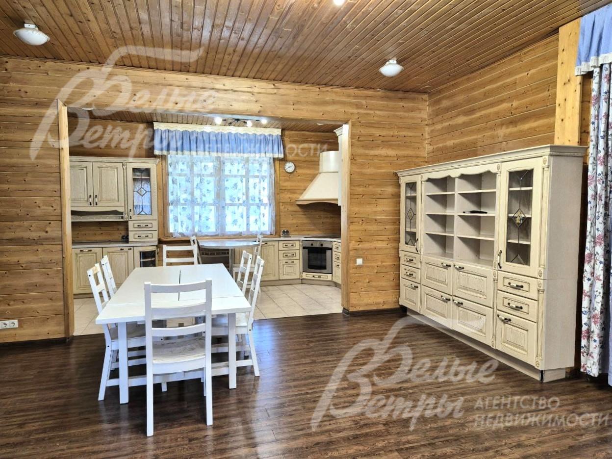 Столовый гарнитур на 6 персон.