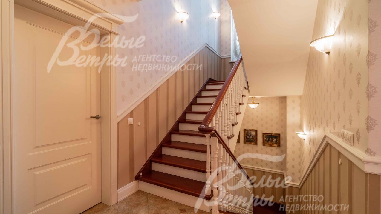 Лестница на бетонном основании отделана деревом дуба