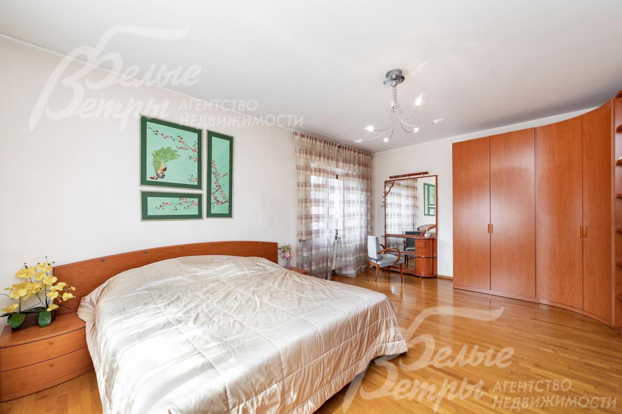 В каждой спальне кровать