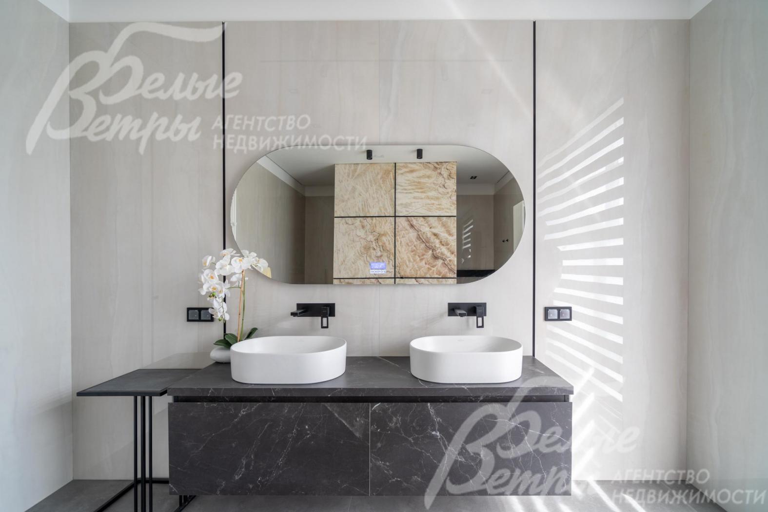 В санузле мастер-спальни - каменная тумба на две раковины