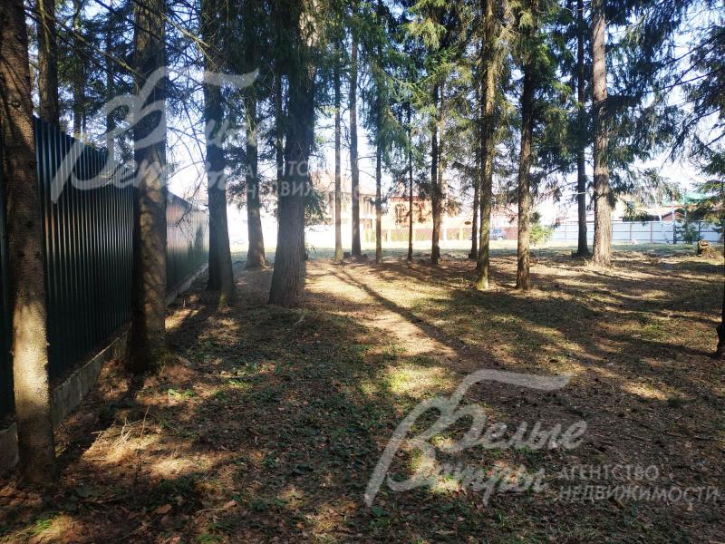 Участок огорожен забором