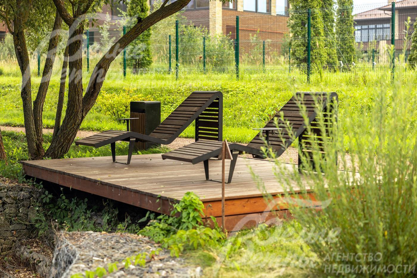 Зоны отдыха у реки в поселке Усадьба Бергов