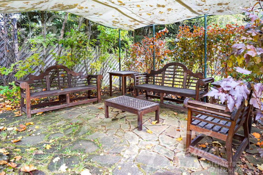 На участке несколько зон отдыха с беседками