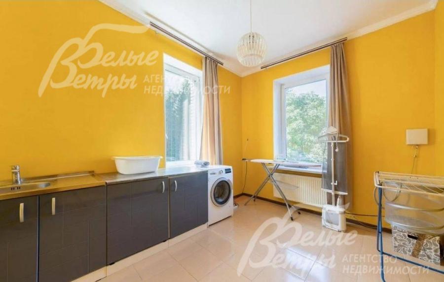 На втором этаже находится оборудованная просторная постирочная