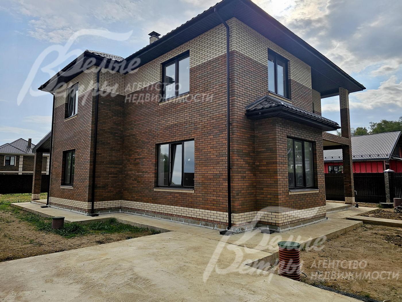 Участок выровнен, выполнены отмостка и дренаж по периметру дома