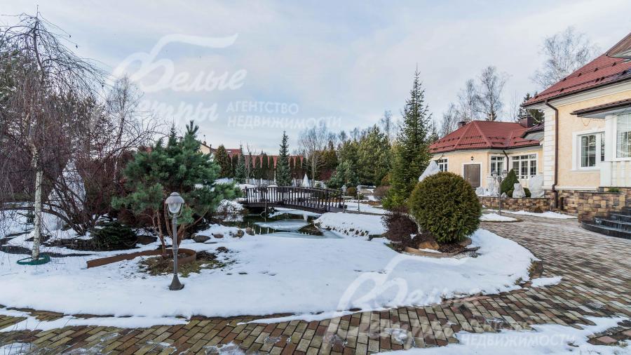 Дорожки выполнены из брусчатки