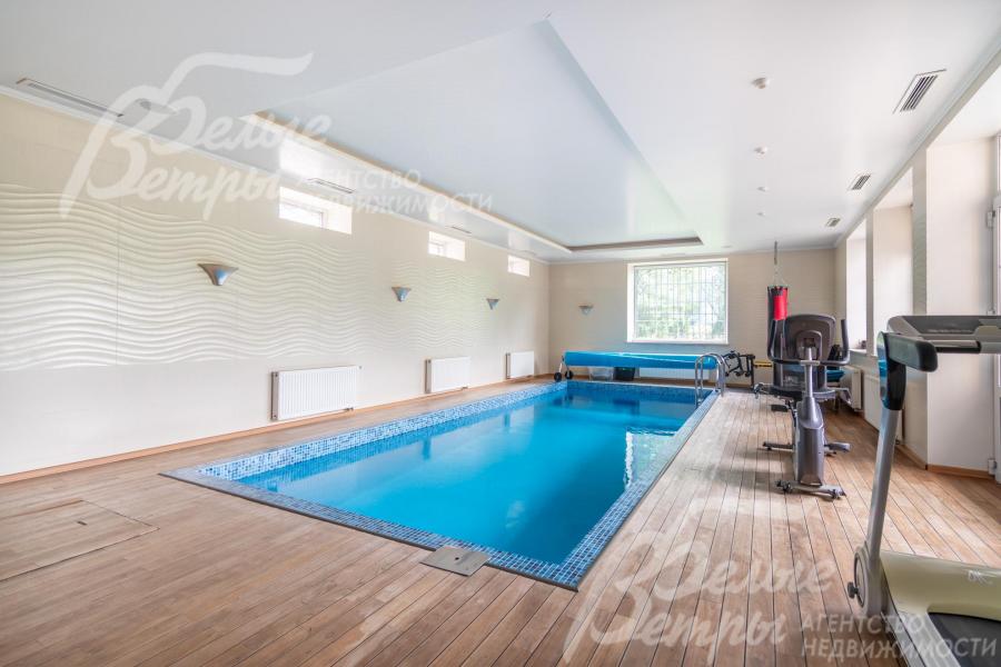 На полу в зоне бассейна - палубная доска из тика, установлены тренажёры 