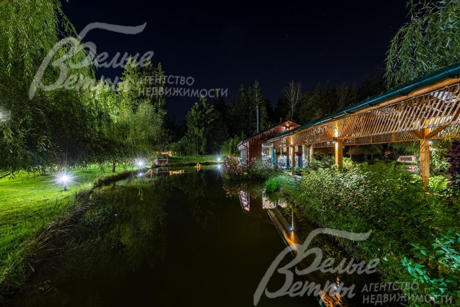 Выполнено уличное освещение по всему участку, в том числе в зоне пруда