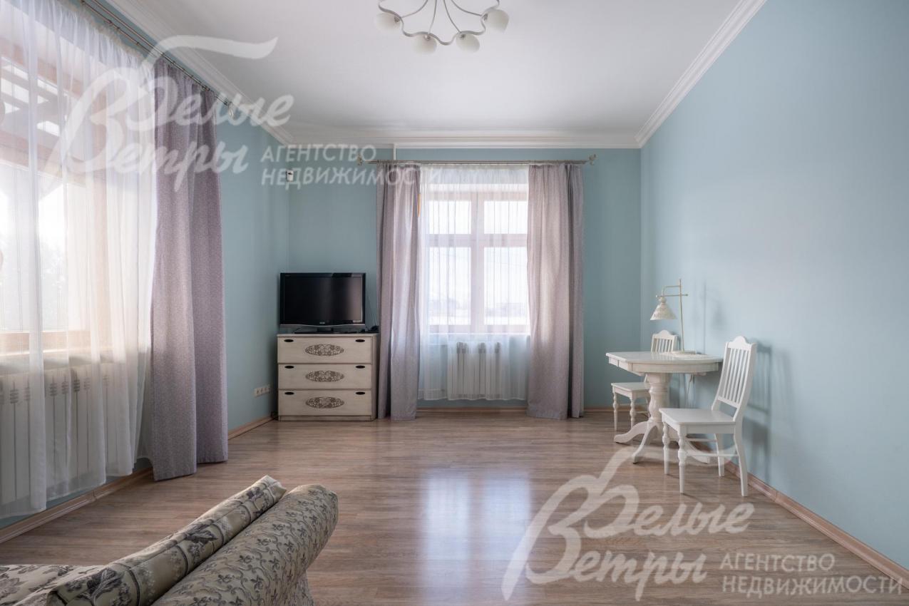 В планировке дома - семь спален большой площади, две из них расположены на первом этаже