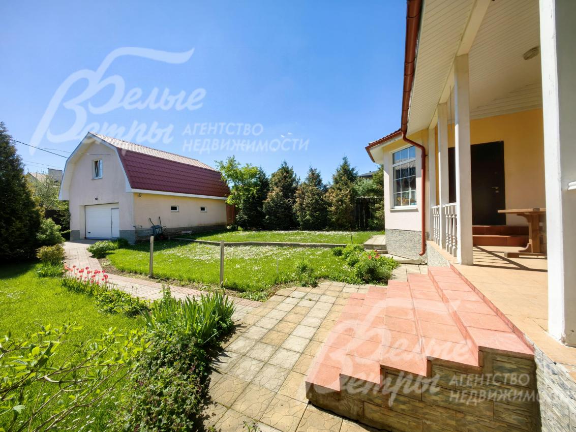 На участке гараж на 2 авто с комнатой на 2ом этаже.