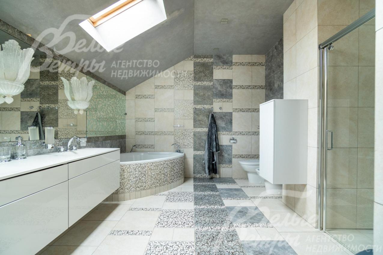 Санузел мастер-спальни с душевой, угловой ванной, двумя раковинами