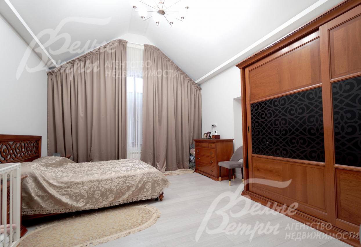 Одна из спален на 2-м этаже со спальным гарнитуром и вместительным шкафом