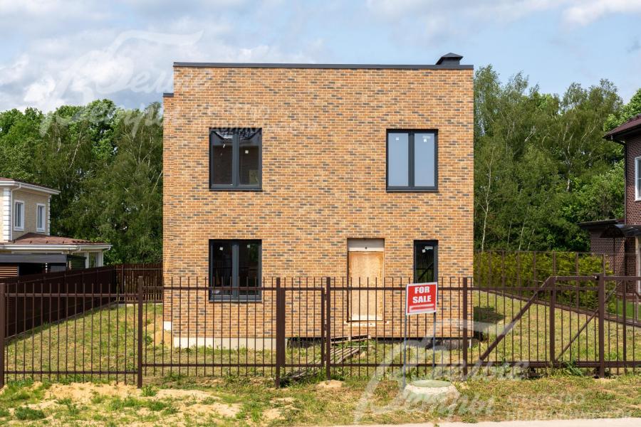 Дом огорожен металлическим прозрачным забором высотой 1,8 м