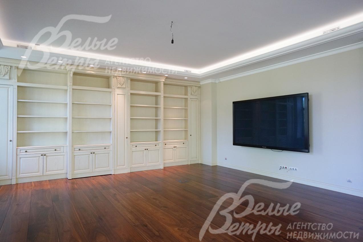 Гостиная 42 кв.м с потайным входом в кабинет