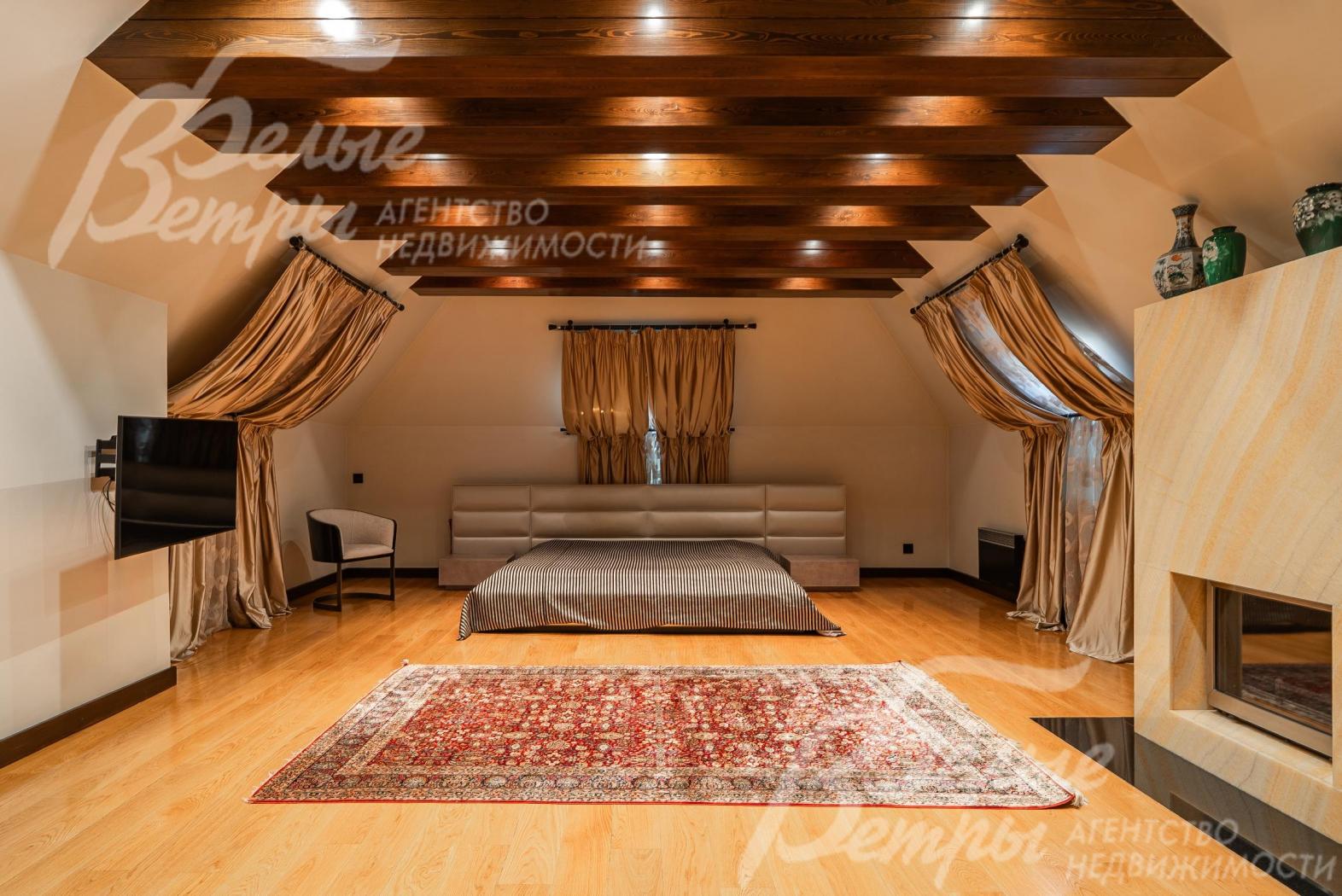 Просторная спальня с камином на 3-ем этаже