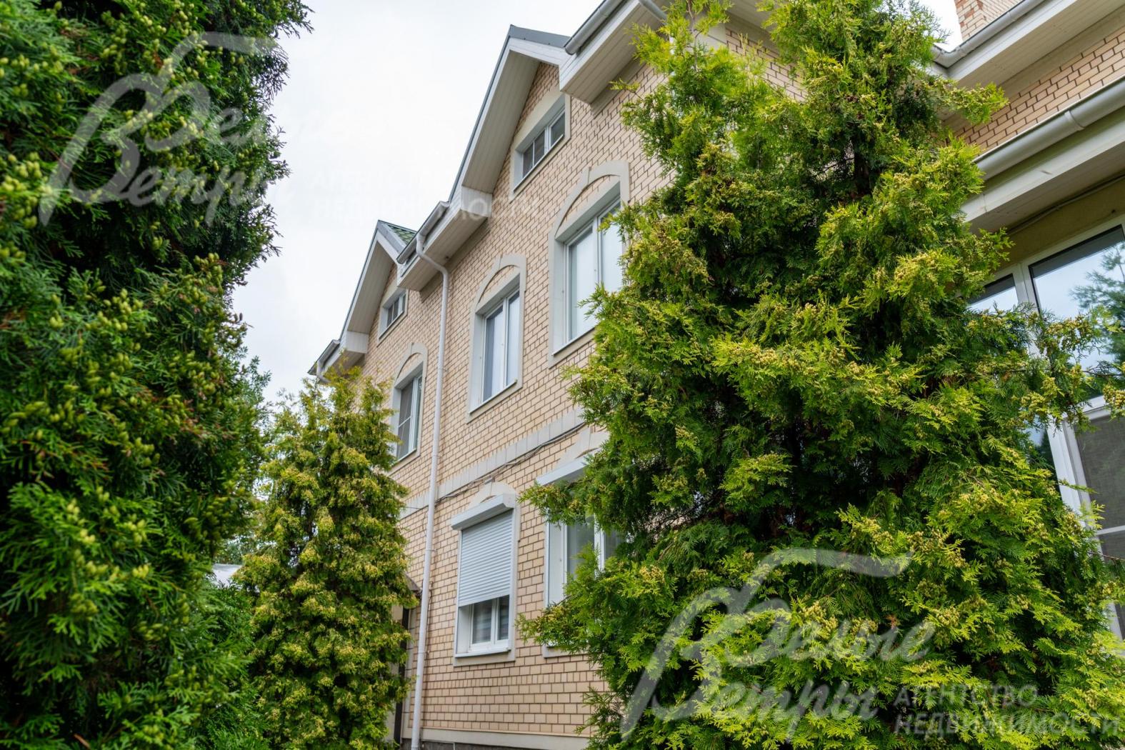 Фасад дома выглядит элегантно и благородно