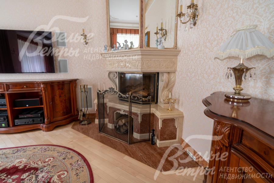 Установлен дорогостоящий французский угловой дровяной камин