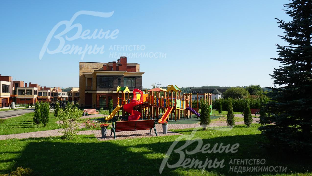 Детская площадка на территории поселка