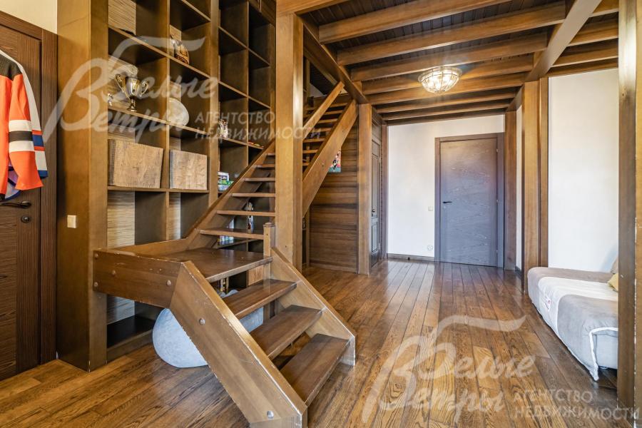 Лестница на второй уровень спальни