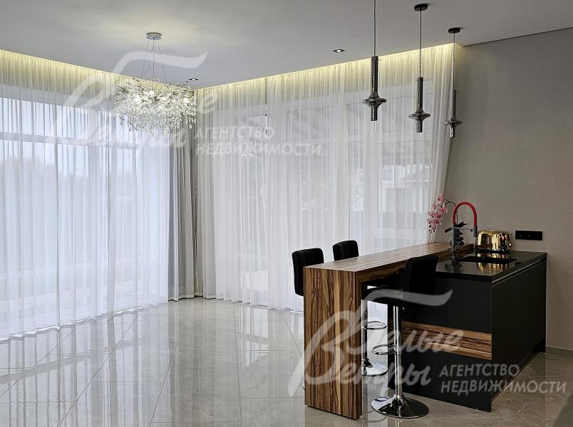 На кухне - барная стойка и функциональный остров с мойкой