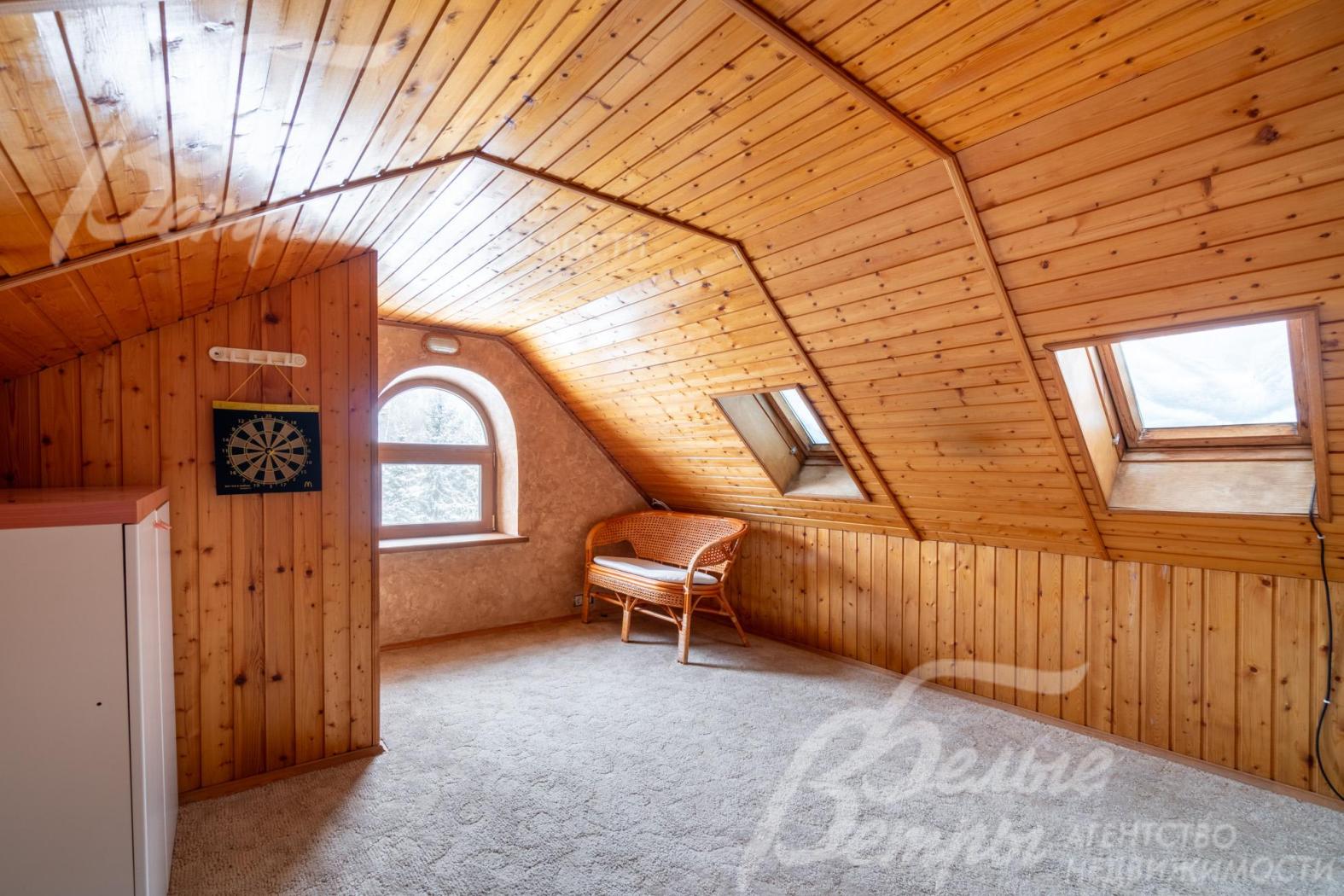 На мансардном этаже уютная игровая комната, также -  просторная гардеробная