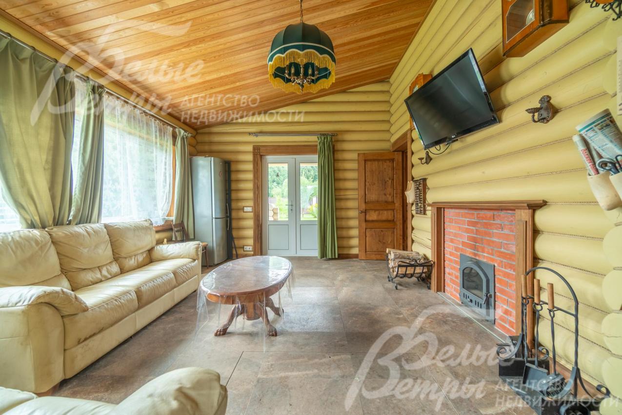 Комната отдыха с дровяной печью и диванной группой