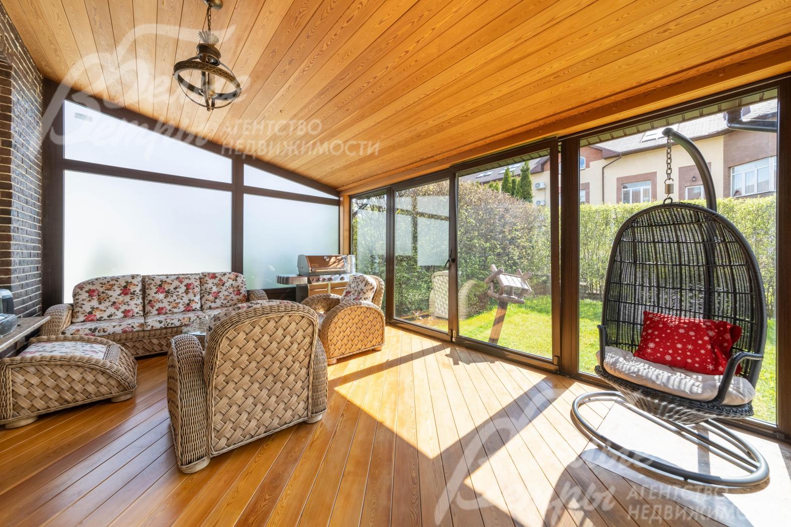 Веранда-зимний сад с панорамным остеклением.