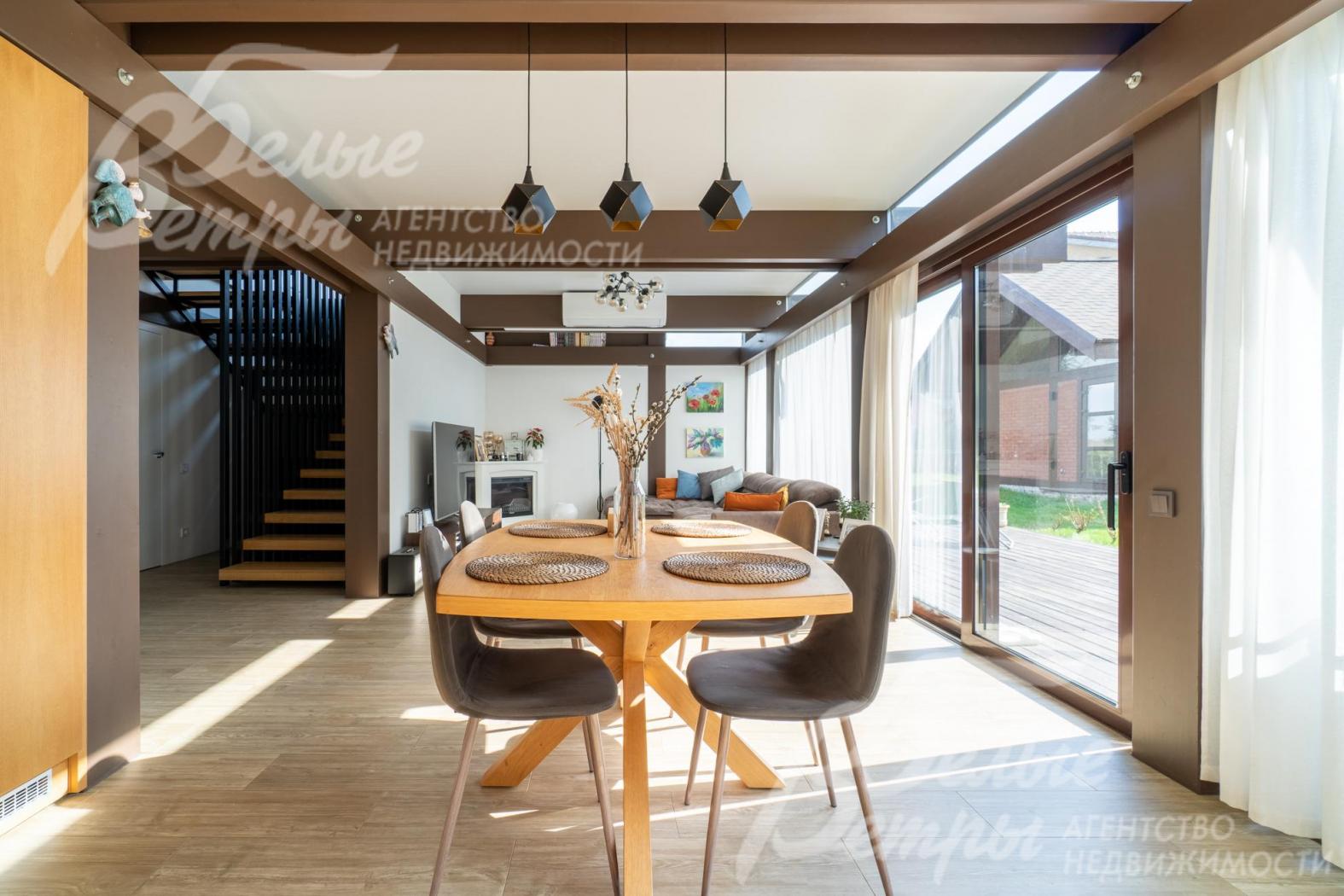 В кухне - итальянский дубовый столовый гарнитур на 8 персон