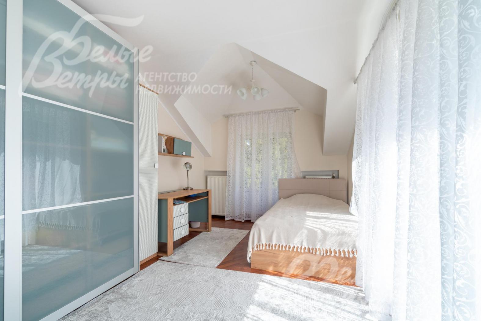 Светлая уютная спальня на втором этаже, оформленная в лёгком воздушном стиле