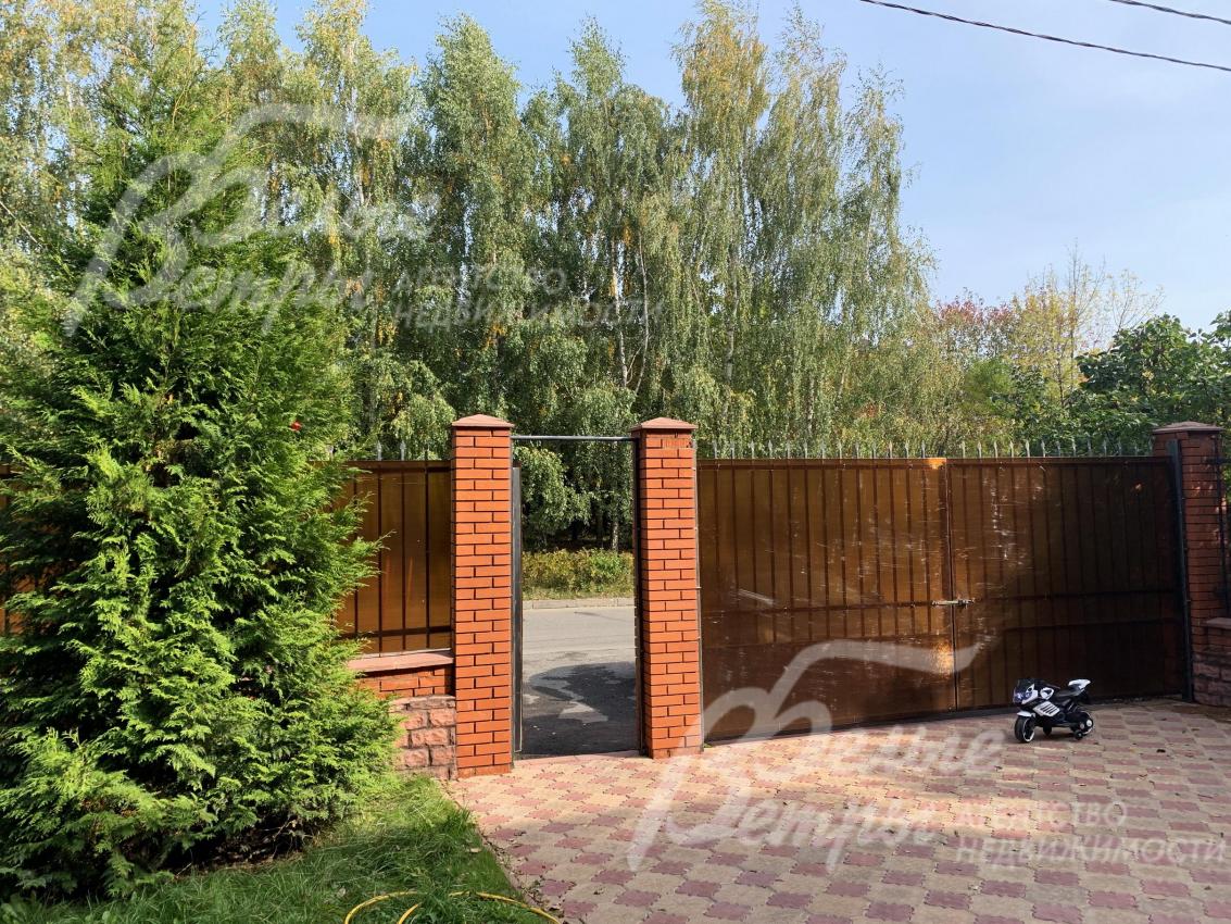 Участок 4 сотки огорожен забором на кирпичных столбах