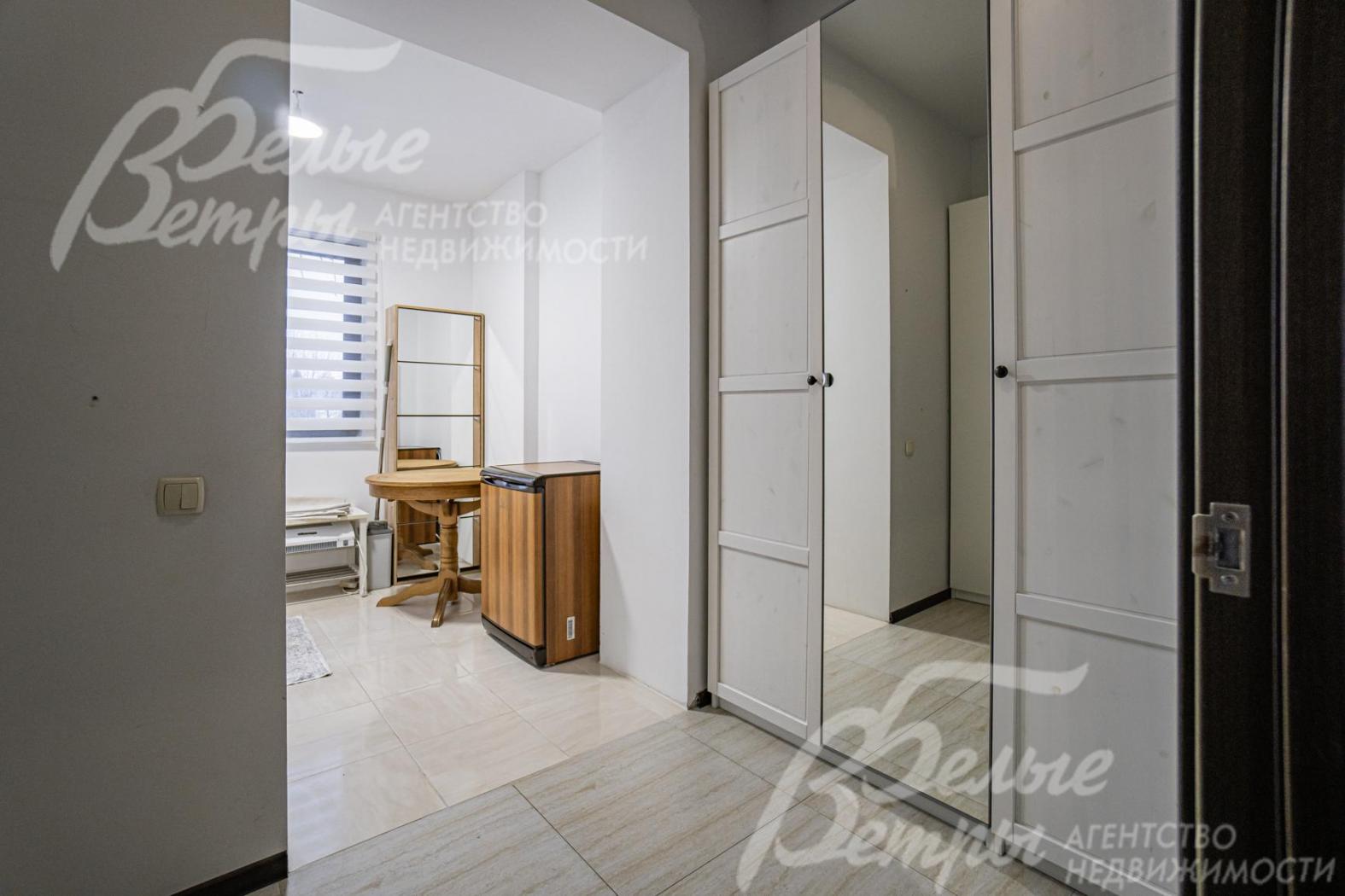 Холл первого этажа со встроенными шкафами