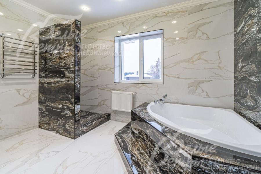 Большая ванна с гидромассажем и душевая.