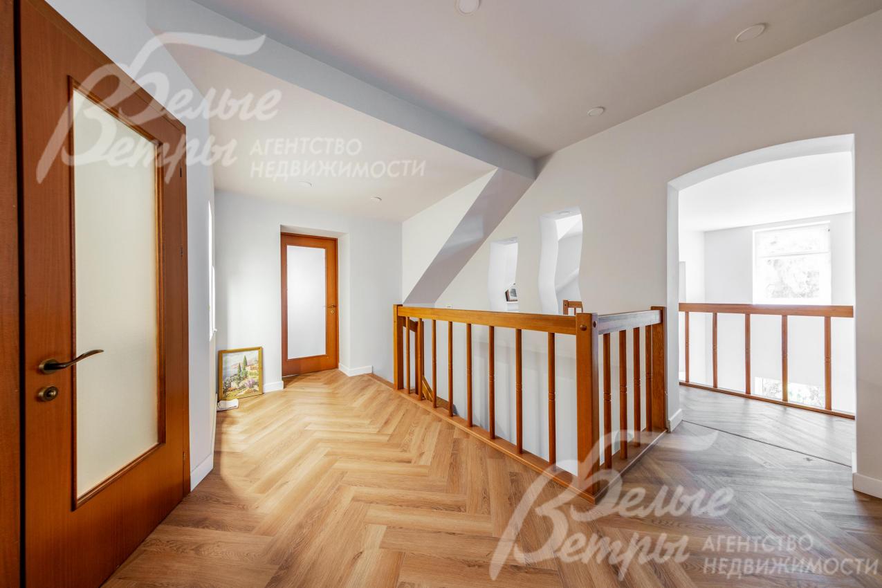 Холл второго этажа. В доме установлены ламинированные межкомнатные двери с матовым стеклом