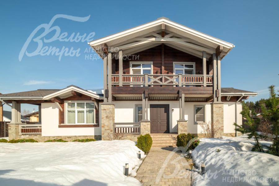 Дорожки выложены плиткой на бетонном основании, выполнены отмостка и дренаж