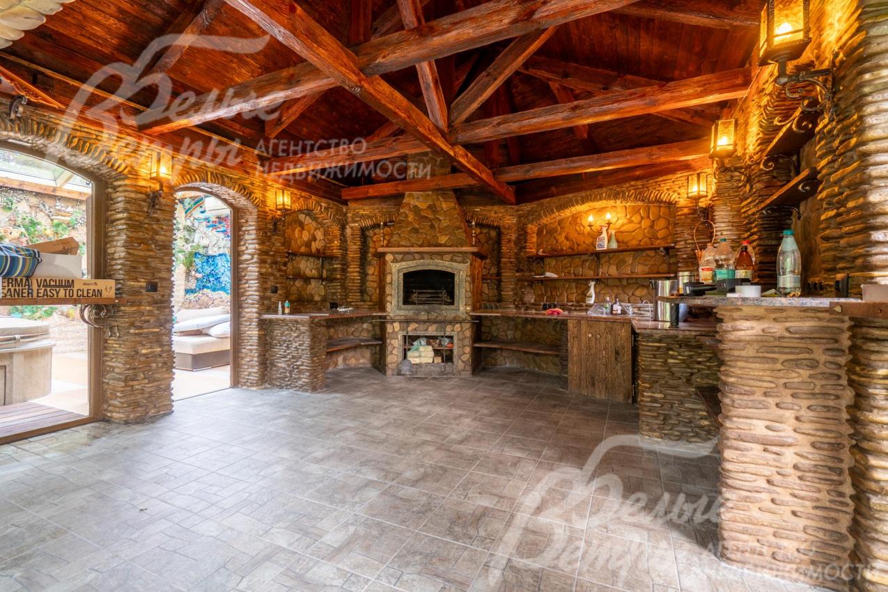 Беседка оборудована печью, стены отделаны "под камень"