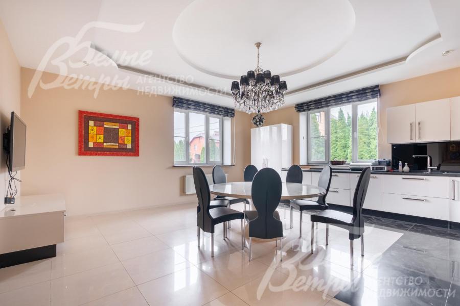 В кухне-столовой установлен импортный гарнитур с фасадами из МДФ с эмалевым покрытием