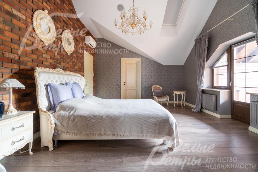 Из мастер-спальни - выход на просторную лоджию 21 кв.м