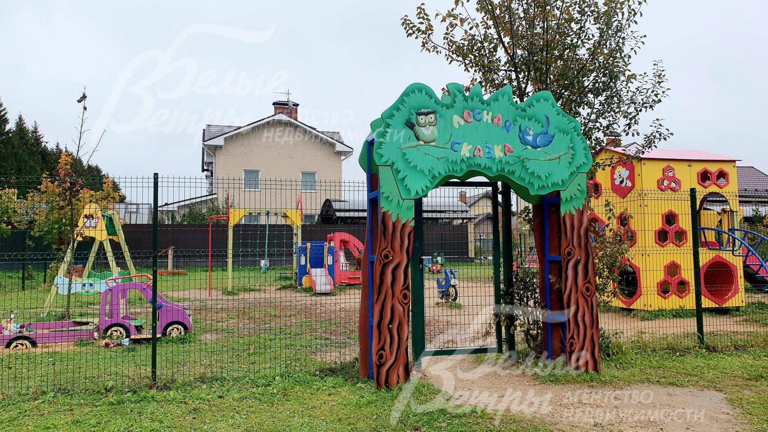 Детская игровая площадка в поселке