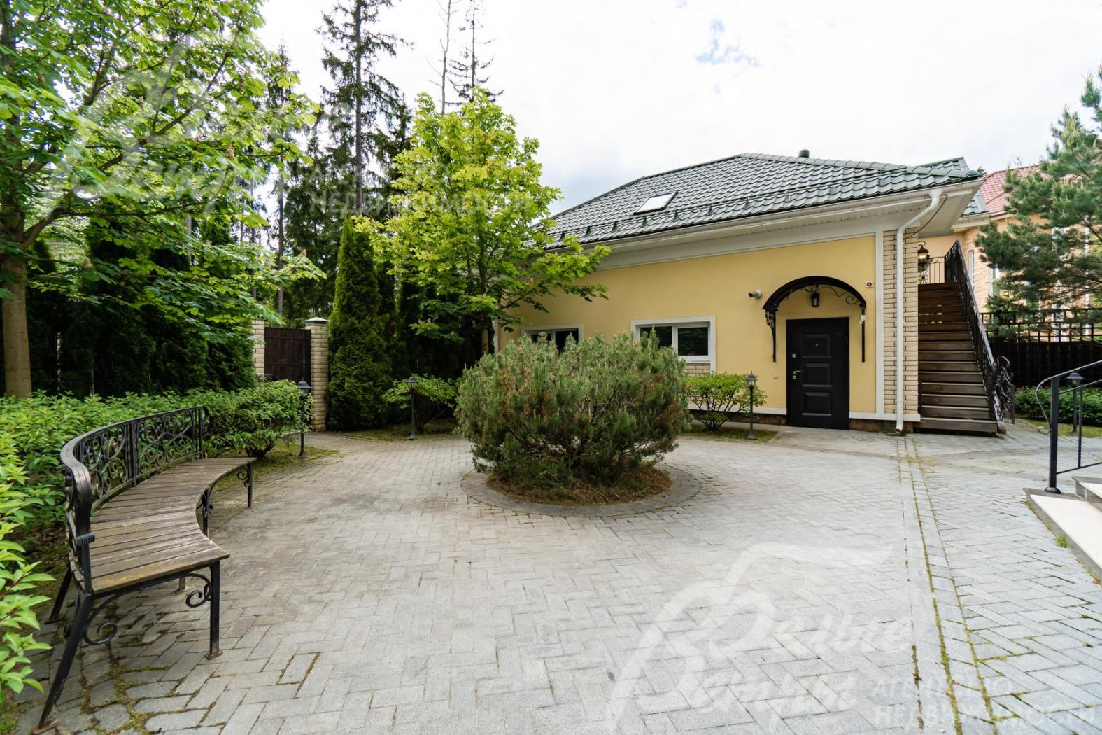 Вспомогательный дом 110 кв.м, с гаражом и квартирой персонала