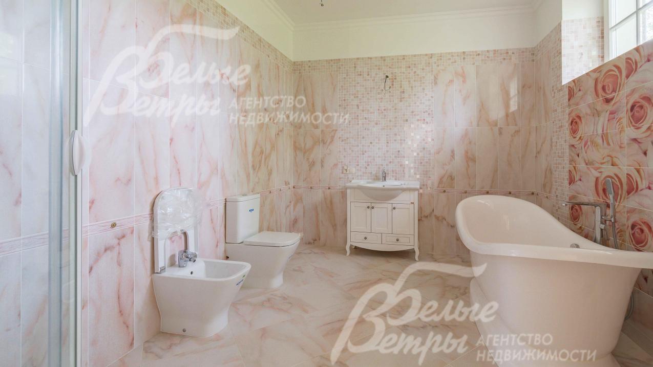 Санузел главной спальни площадью 12 кв.м