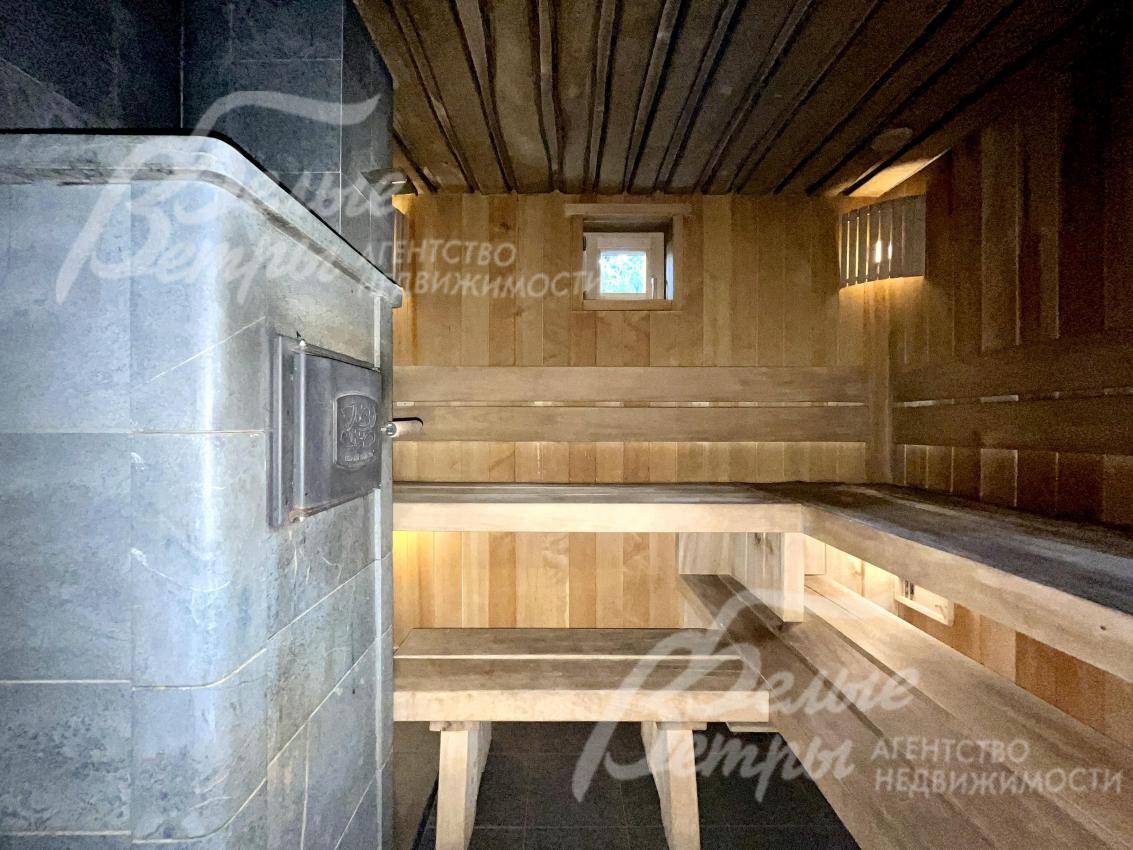 В парной бани – полки и потолок из липы, стены из кедра, находится большая дровяная закрытая печь