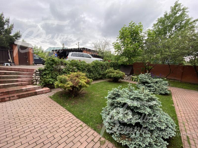 Участок с красивым ландшафтом