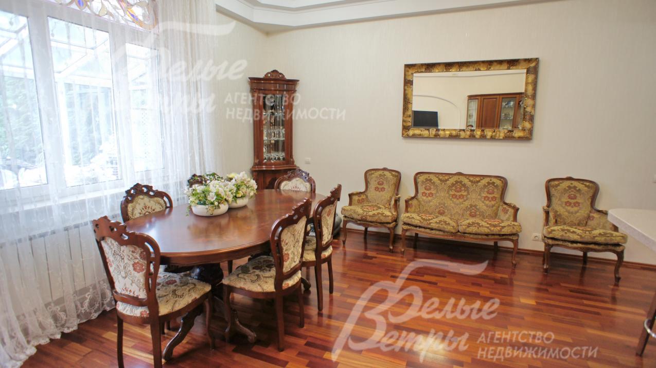 Дорогая мебель из массива в гостиной-столовой