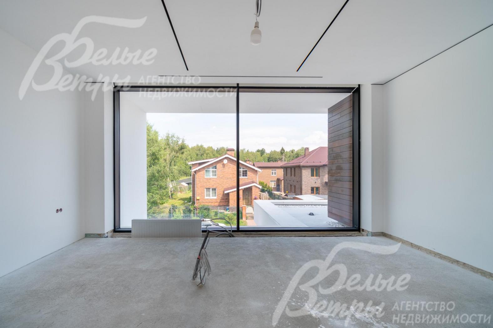 Большие панорамные окна в спальнях задают тон для создания уникальных интерьерных решений