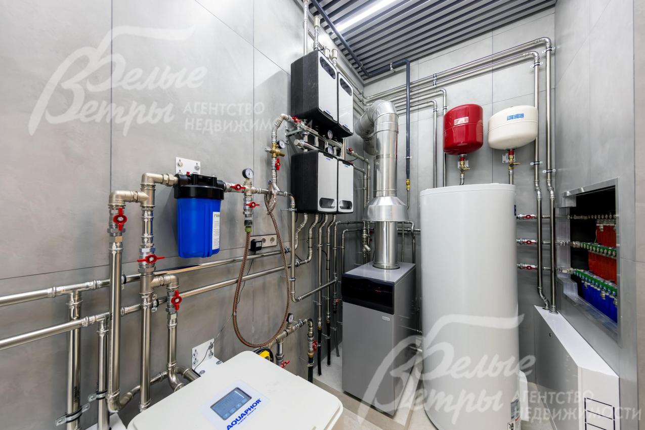 Установлены напольный котел BAXI мощностью 44 кВт, бойлер на 200 л, система очистки воды